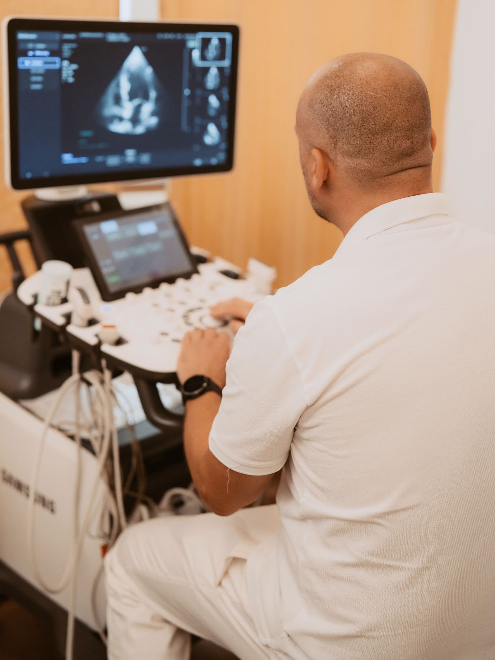 Dr. Pap bei der Echokardiographie – Ultraschall des Herzens
